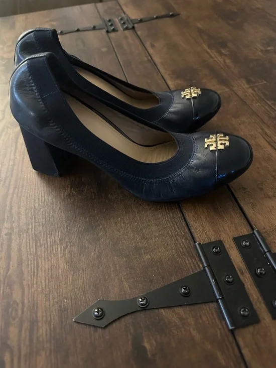 Tory Burch Navy Leather Block Heel Pumps with Gold Logo - Picture 4 of 6